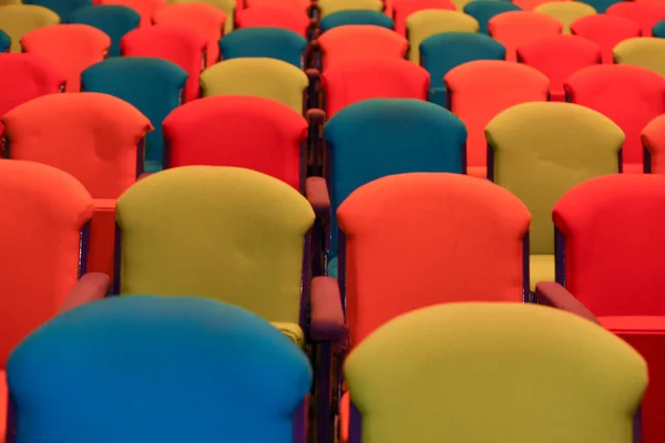 Kursi berwarna cerah di dalam auditorium kosong — Stok Foto
