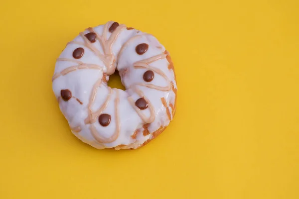 Nahaufnahme von Donut isoliert vor gelbem Hintergrund — Stockfoto