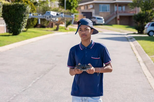 Selektiver Fokus auf kleinen Jungen mit Drohne — Stockfoto