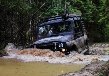Aşırı sürüş, meydan okuma ve 4x4 araç konsepti. Ormanda off-road yarışı. SUV veya offroad car