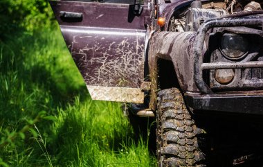 Aşırı sürüş, meydan okuma ve 4x4 araç konsepti. Ormanda off-road yarışı. SUV veya offroad car