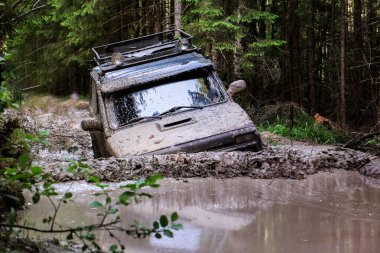 Aşırı sürüş, meydan okuma ve 4x4 araç konsepti. Ormanda off-road yarışı. SUV veya offroad car