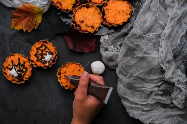 Masterclass Het Versieren Van Cupcakes Het Concept Van Halloween Stapsgewijze — Stockfoto