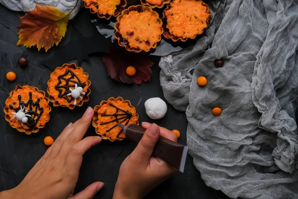 Meisterkurs Zum Dekorieren Von Cupcakes Das Konzept Von Halloween Schritt — Stockfoto