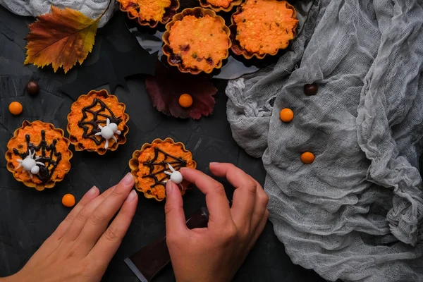 Mistrovská Třída Zdobení Dortíků Koncept Halloweenu Instrukce Krok Krokem Krok — Stock fotografie