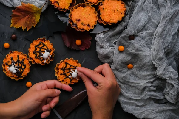 Masterclass Het Versieren Van Cupcakes Het Concept Van Halloween Stapsgewijze — Stockfoto