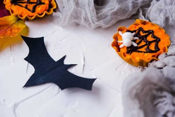 Flatlay Zum Thema Halloween Orangefarbene Cupcakes Auf Einem Grauen Netz — Stockfoto