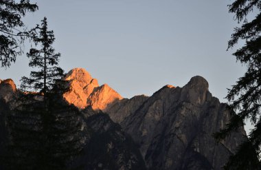 Dün akşam Dobbiaco Gölü vadisine bakan dağlarda ışıklar yandı.