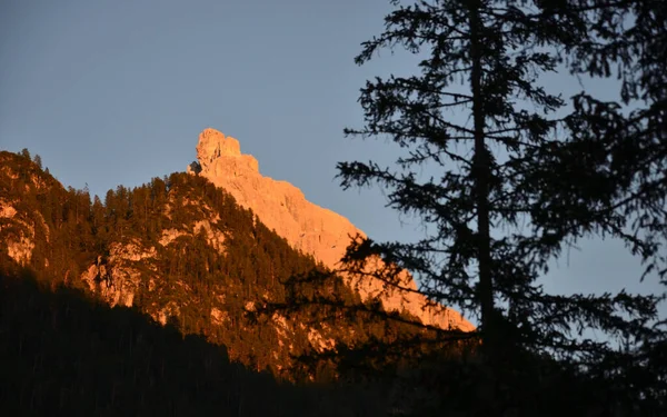 Letzte Sonnenstrahlen Auf Den Berggipfeln — Stockfoto