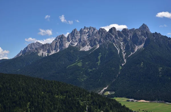 Πολυάριθμες Βραχώδεις Κορυφές Σχηματίζουν Rocca Dei Baranci Ένα Βραχώδες Βουνό — Φωτογραφία Αρχείου
