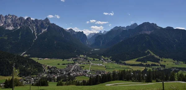 Dobbiaco Kasabasından Val Pusteria Dağlarının Panoramik Manzarası — Stok fotoğraf