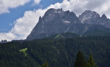 Val Fiscalina 'daki Costone ve Croda Rossa' nın kayalık yığınları.