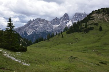 Prato Piazza 'dan 2000 metre yükseklikte görülen Cristallo grubunun bir parçası.