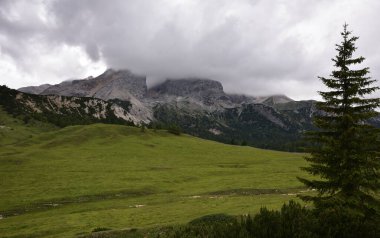 Croda Rossa Massif Prato Piazza 'da bulutların altında