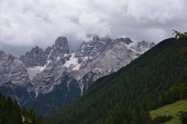 Cristallo grubunun karlı eyeri Piz Popena ile solda, gri bir Temmuz günü Prato Piazza 'dan alındı.