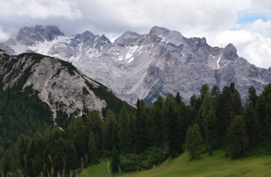 Croda Scabra, Prato Piazza Platosu 'nun başında yer alan 2181 metre yüksekliğindeki bir dağ grubu.