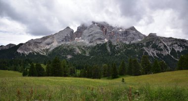 Croda Rossa dağ grubu Prato Piazza 'dan görüldü.