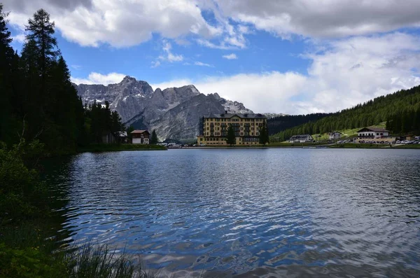 Été Sur Lac Misurina Même Par Une Journée Nuageuse Bleu — Photo