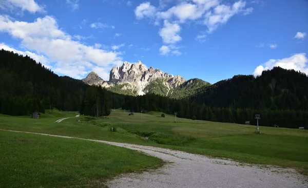 Stora Gröna Ängar Braies Nedanför Picco Vallandro Förvandlas Till Skidbackar Stockbild