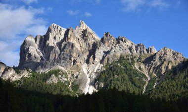 Picco Vallandro 'nun kayaları Bir yaz öğleden sonrası ışıklarında