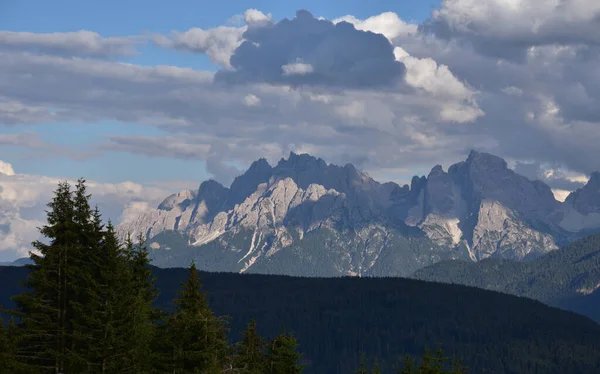 Duże Chmury Nad Grupą Dolomitów Baranci — Zdjęcie stockowe