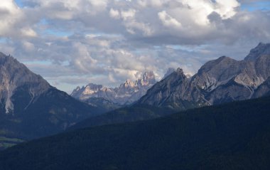 Piz Popena ile Cristallo grubu Picco Vallandro, Monte Pollice ve Sasso del Signore arasında bir komplo kurdular.