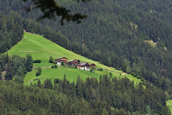 Boerderijen Schuren Aan Bergkust — Stockfoto