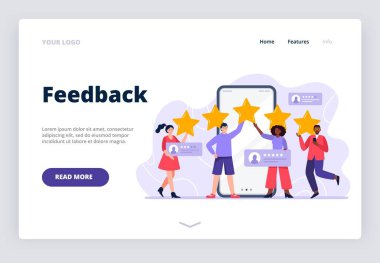 Beş yıldızlı mobil uygulama geribildirimi. Uygulama, ürün ve hizmeti değerlendiren çok ırklı bir grup insan. Kullanıcı deneyimi geri bildirim konseptiyle sayfa şablonu indiriliyor. Moda vektör düz resimleme.
