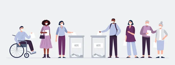 Wyborcy w maskach głosują w lokalu wyborczym. Mężczyźni i kobiety wkładają kartki do urny wyborczej. Wybory podczas pandemii. Wektor płaska ilustracja. — Wektor stockowy