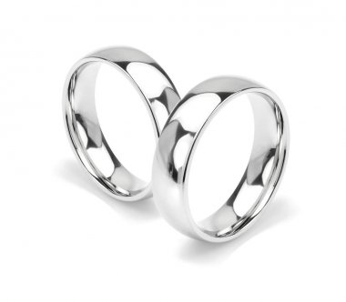 Beyaz altın veya platin Alyans beyaz arka planda Izole çifti. 