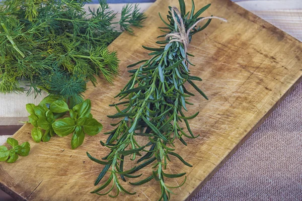 Bos Van Groene Geurende Rozemarijn Houten Achtergrond — Stockfoto