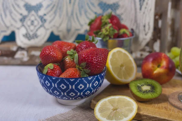 Smoothies Frutas Frescas Mesa — Fotografia de Stock