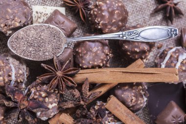 çikolatalı tatlılar ahşap arka plan