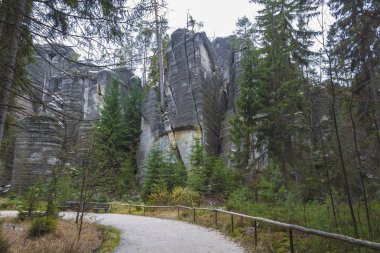 Adrszpach Milli Parkı-Teplice rocks. Rock kasabası. Çek Cumhuriyeti