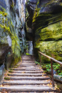Adrszpach Milli Parkı-Teplice rocks. Rock kasabası. Çek Cumhuriyeti
