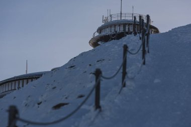 SNIEZKA MOUNTAIN, POLAND -22.02.2017: Sniez tepesindeki dağ sığınağı ve meteorolojik gözlemevi
