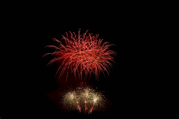 Fogos Artifício Vermelhos Amarelos Celebrando Ano Novo — Fotografia de Stock