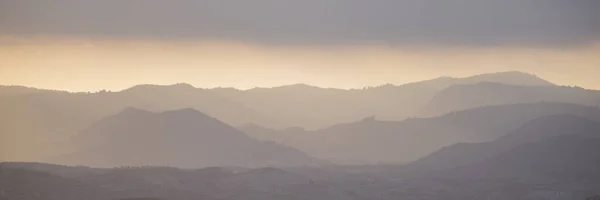 Gün Doğumunda Bulutlu Bir Gökyüzüyle Dağların Panoramik Manzarası Manzara Kavramı — Stok fotoğraf