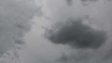 Zaman atlamalı karanlık gökyüzü ile fırtınalı bulutlar