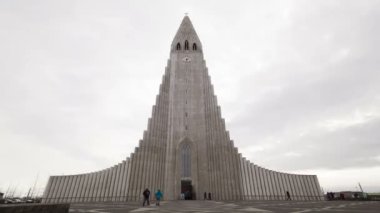 Zaman atlamalı Kilisesi tanımlıkHallgrimskirkja Reykjavik, İzlanda, 4k