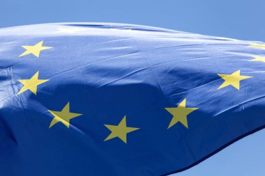 Avrupa bayrak, mavi gökyüzü önünde kapatın