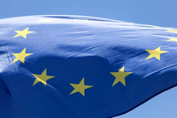 Ευρωπαϊκή Σημαία Κοντινό Μπροστά Από Μπλε Του Ουρανού — Φωτογραφία Αρχείου