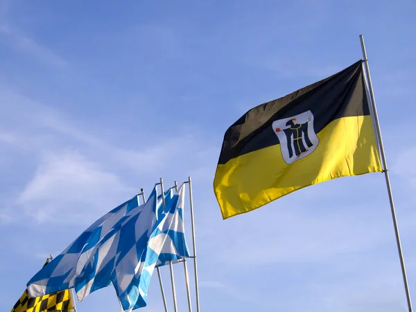 Баварские Флаги Флагами Мюнхена Перед Голубым Небом — стоковое фото