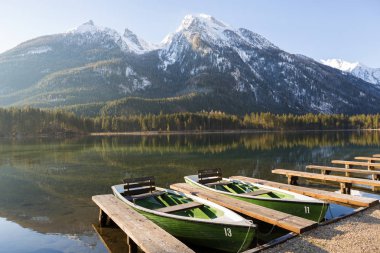 Ünlü Hintersee Gölü, Bavyera, Almanya karlı dağları ile
