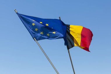 Mavi gökyüzünün önünde Belçika bayraklı Avrupa bayrağı