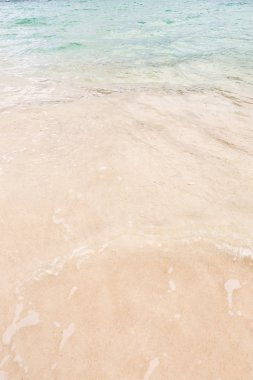 Yumuşak dalgalı ve beyaz kumlu tropik plaj arka planı