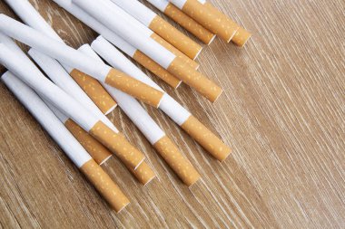 Ahşap arka planda birkaç sigara.