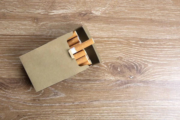 Förpackning Cigaretter Trägolv — Stockfoto