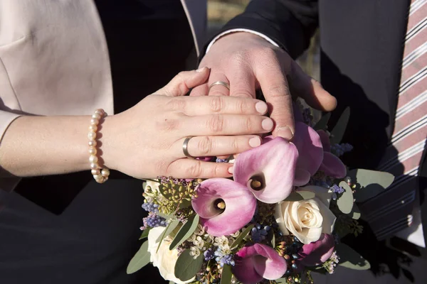 Руки Жениха Невесты Цветочным Букетом Обручальными Кольцами — стоковое фото