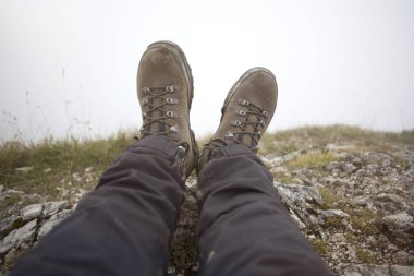 Bavyera Alplerinde bir dağ turunda yürüyüş botları.
